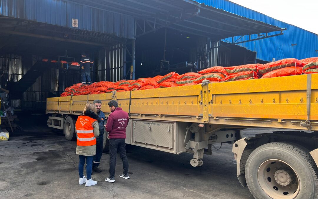 Día 2. El equipo de olVIDAdos sigue trabajando desde bien temprano para llevar a Siria carbón y leña para las familias de la guerra.